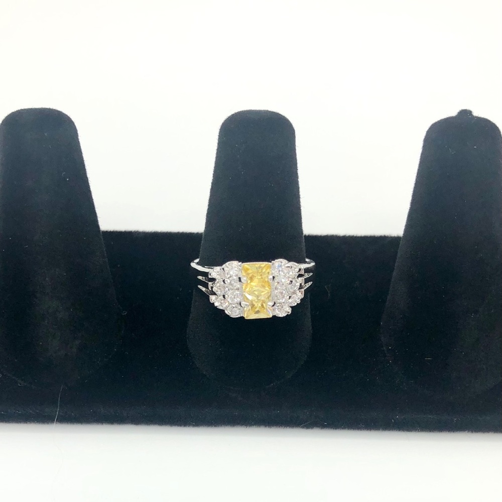 9k White Gold Ring with cubic zirconia gemstones
